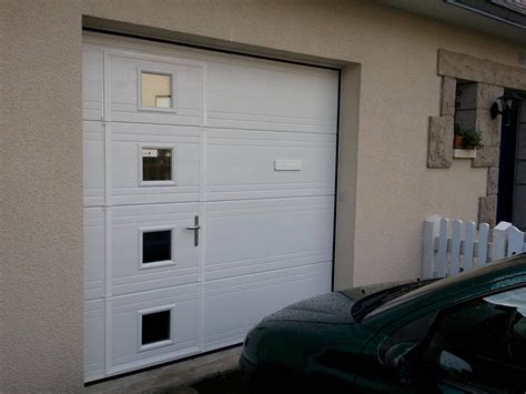 porte de garage sectionnelle avec hublot et portillon